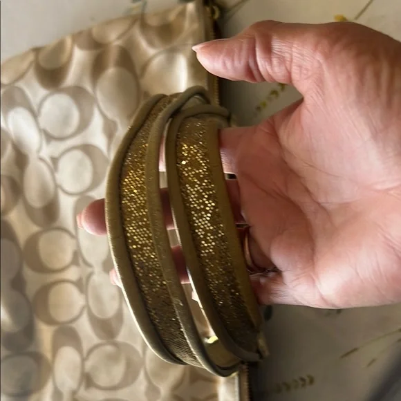 Coach Tan and Gold Shoulder Bag with Elegant Design - Picture 4 of 7